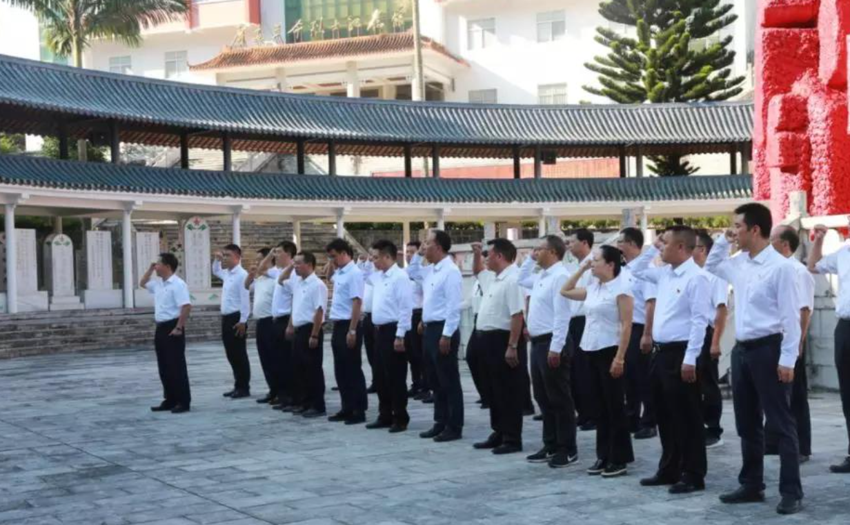 如何理解建设高素质专业化干部队伍的要求？